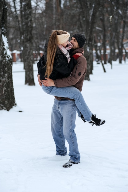 Dates d'hiver en plein air pour les couples histoire d'amour d'hiver Rencontres de saison froide pour les couples Jeune couple amoureux étreignant et s'embrassant dans la rue et le parc de la ville d'hiver