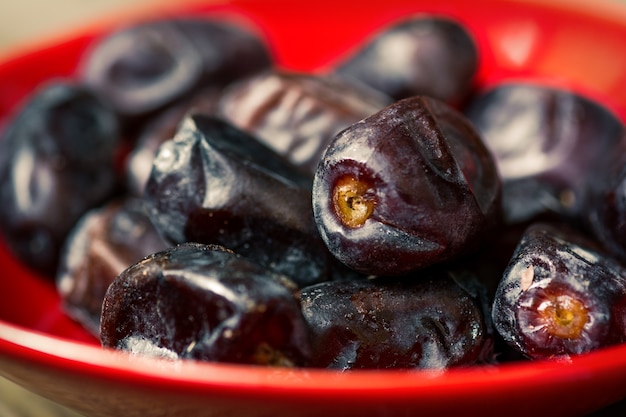 Dates en plaque sur fond de bois