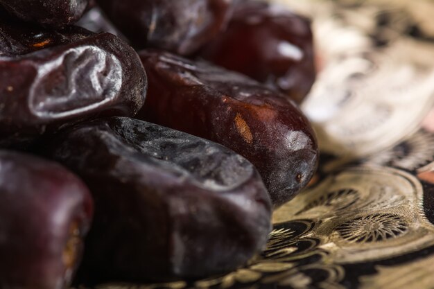 Dates en plaque sur table en bois