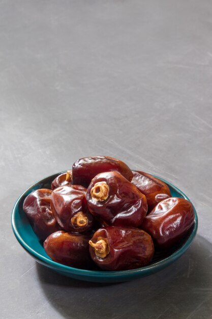 Dates Séchées Sur Fond Gris.