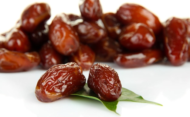 Dates séchées isolés sur blanc