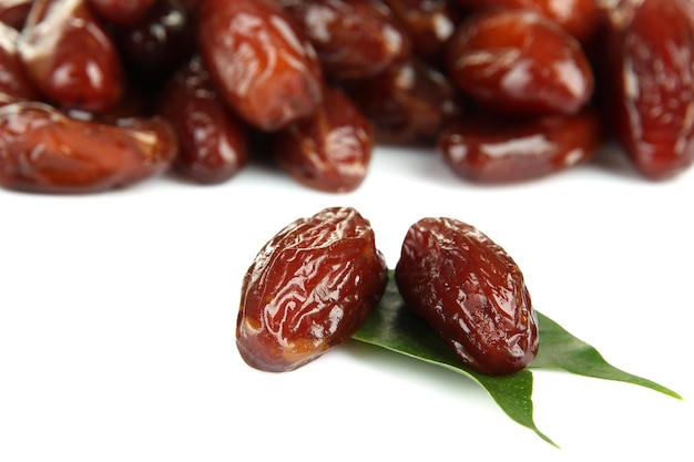 Dates séchées isolés sur blanc