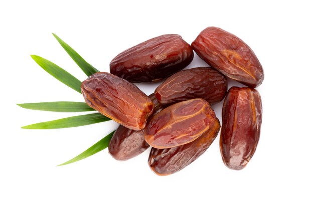 Dates sèches isolés sur blanc