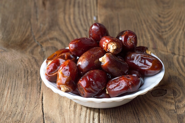 Dates sur table en bois. Fruits de dattes séchées.