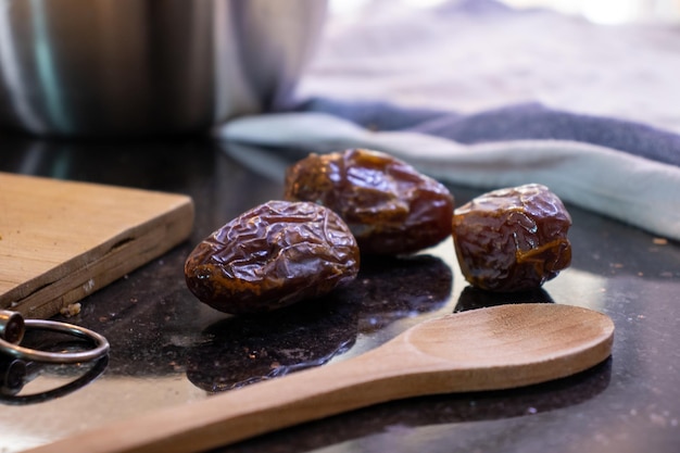 Dates sur une table pour se préparer à l'aïd kahk