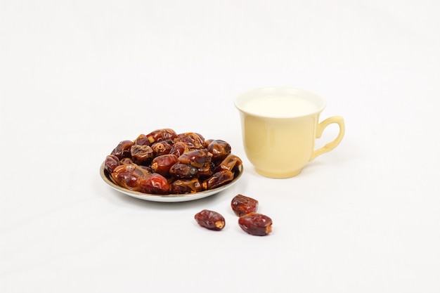 Dates Et Un Verre De Lait Isolé Sur Fond Blanc