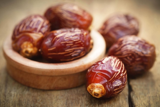 Dattes arabes dans un bol sur une surface en bois