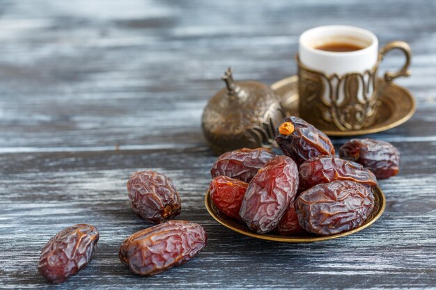 Dattes sur l'assiette et café noir