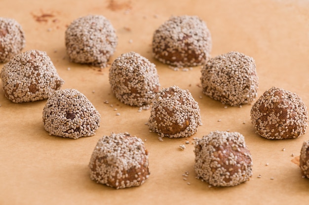 Dattes d'avoine végétaliennes sucrées avec bouchées de brownie énergétiques au chocolat noir et à la noix de coco