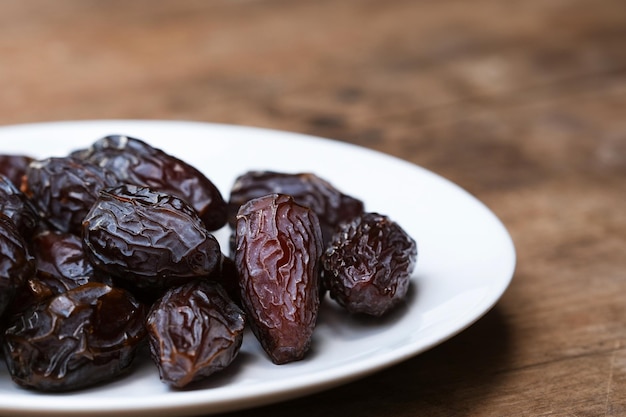 Photo les dattes medjool brunes séchées sont des fruits riches en énergie et en nombreux nutriments bénéfiques.