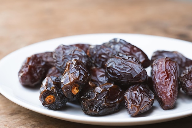 Photo les dattes medjool sont des fruits secs bruns qui peuvent être consommés avec la peau.