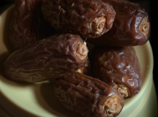 Photo dattes avec thème sombre du bol palstique