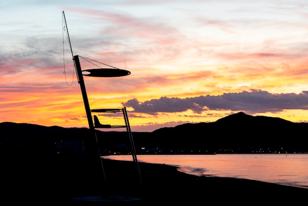 Photo dawn sky view à roses, espagne - tour de sauveteur