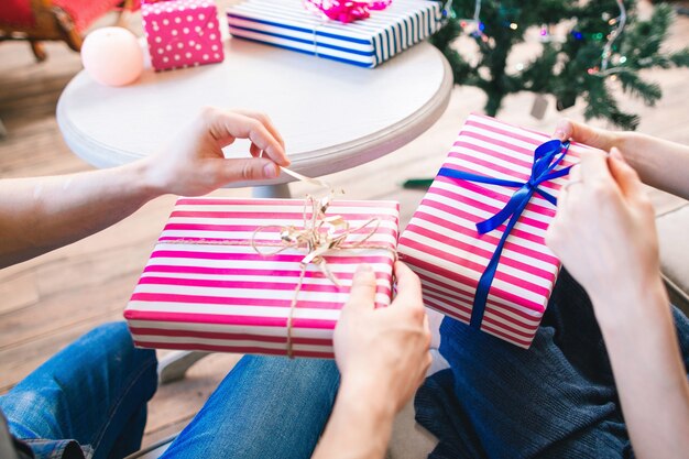 Déballage des cadeaux de Noël près du pin.