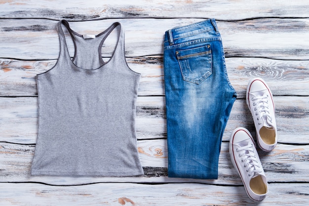 Photo débardeur gris et chaussures blanches en jean avec débardeur tenue décontractée pour fille d'été, marchandise à prix réduit...