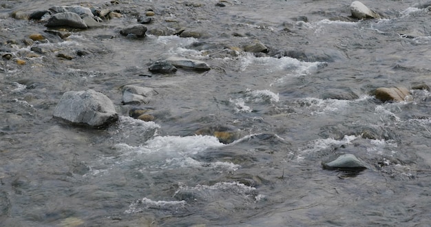 Débit de la rivière sur la pierre de galets