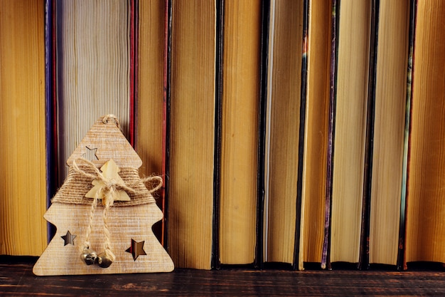 Debout sur la bibliothèque, décoration de sapin de Noël.