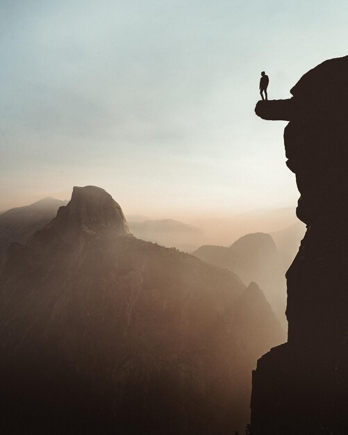 Debout sur le bord à Yosemite