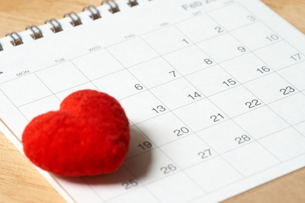 Debout en forme de coeur sur le calendrier