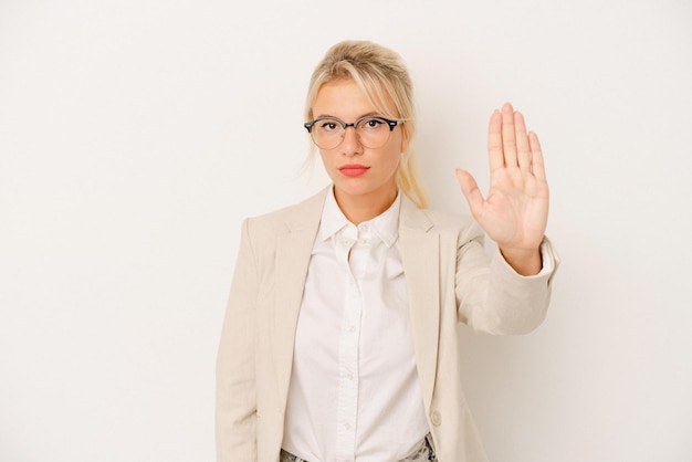 Debout avec la main tendue montrant un panneau d'arrêt vous empêchant