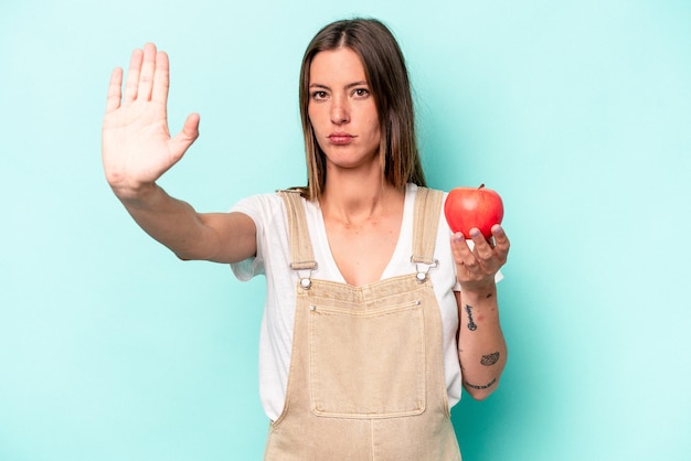 Debout avec la main tendue montrant un panneau d'arrêt vous empêchant