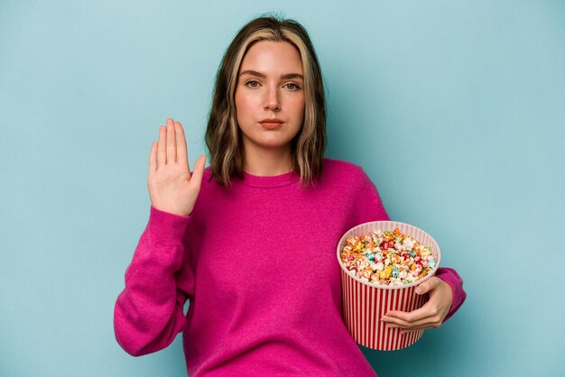 Debout avec la main tendue montrant un panneau d'arrêt vous empêchant