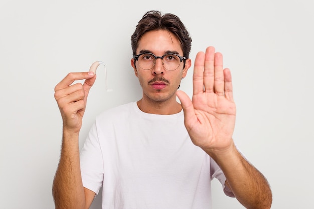 Debout avec la main tendue montrant un panneau d'arrêt vous empêchant