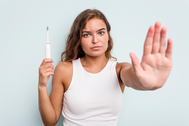 Debout avec la main tendue montrant un panneau d'arrêt vous empêchant