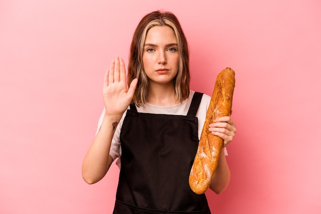 Debout avec la main tendue montrant un panneau d'arrêt vous empêchant