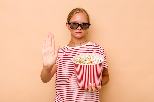 Debout avec la main tendue montrant un panneau d'arrêt vous empêchant