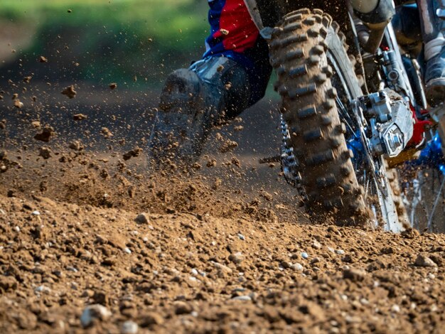 Des débris au sol sur une piste de motocross