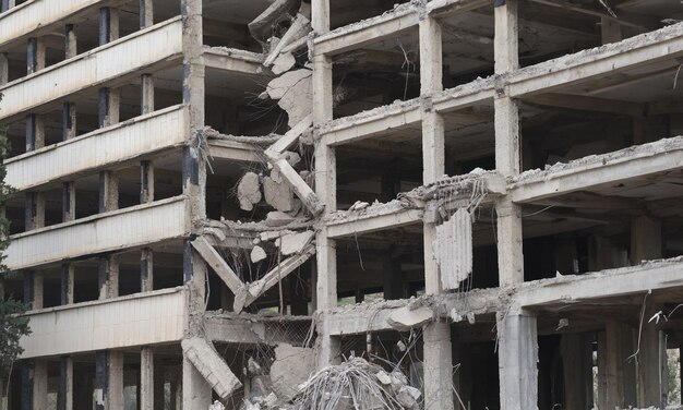 Photo des débris et des bâtiments en ruines s'effondrent à la suite du tremblement de terre.