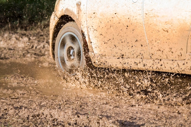 Photo débris de boue d'une course de voitures de rallye focus chez debis