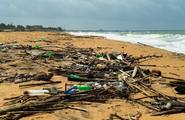 Débris plastiques jetés pollution des ordures après la tempête de marée déchets environnementaux de la nature Negombo Sri Lanka