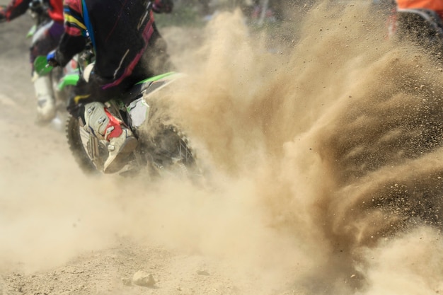 Débris De Sable D'une Course De Motocross