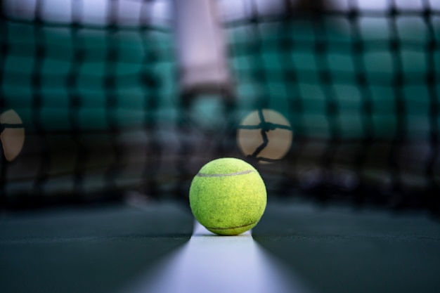 Le début d&#39;un champion, bouchent la balle de tennis sur le fond de la cour.