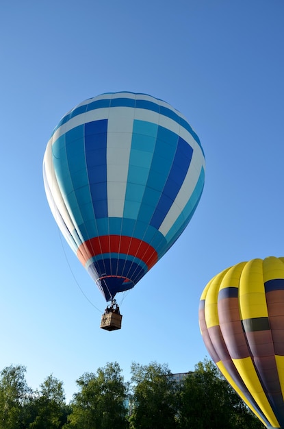 Le début du décollage des montgolfières une vue rapprochée du sol