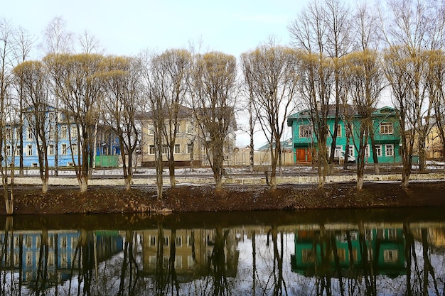 début du printemps dans le parc, vue saisonnière abstraite arbres avril neige