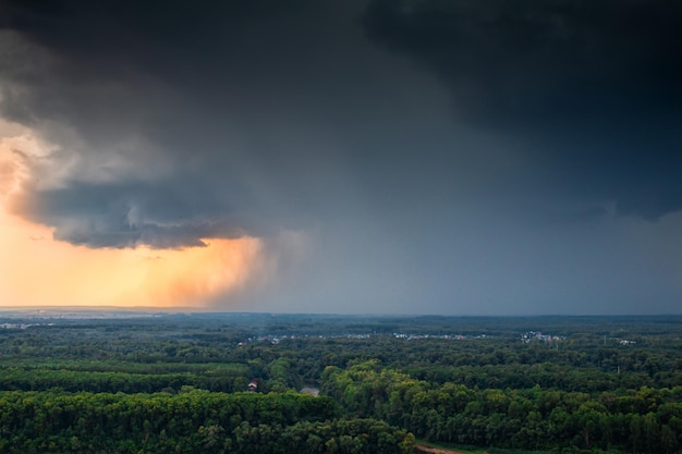 Le début d'un temps orageux avec de fortes pluies sur un village forestier