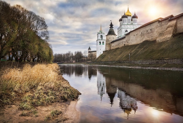 Décembre terne semblable à la chute aux murs de la forteresse de Pskov