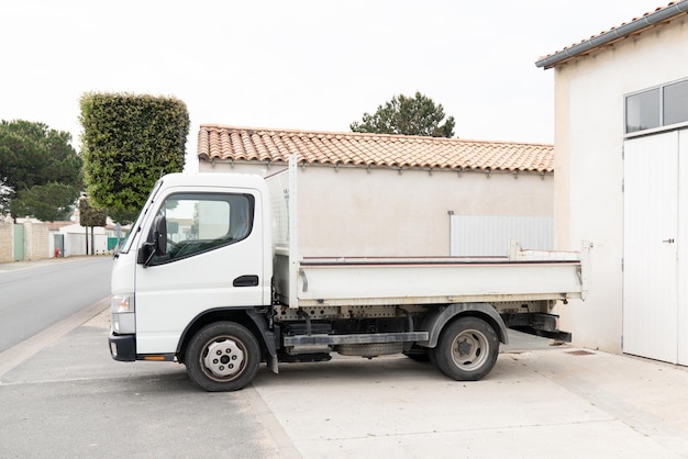 Décharge de camion à plateau devant l'entreprise artisanale