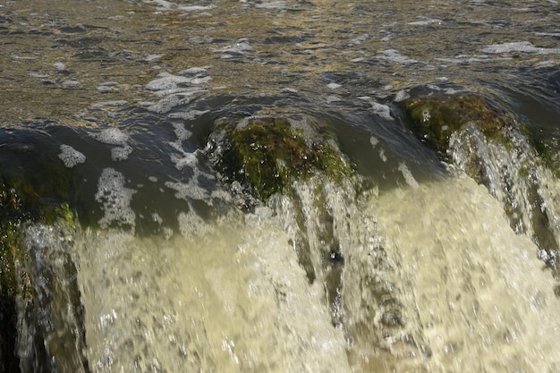 Décharge d'eau au barrage d'Oulianovsk