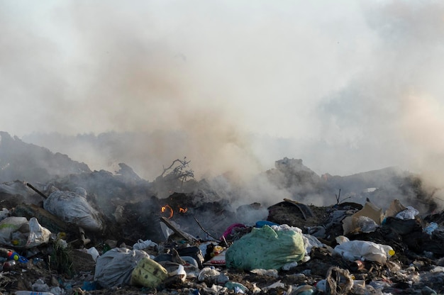 Décharge de la ville avec différentes brûlures d'ordures par une journée d'été ensoleillée : Russie, Moscou, 19 juillet 2019