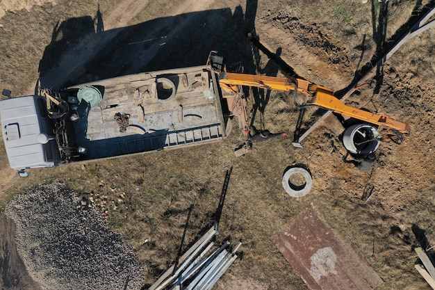 Déchargement d'anneaux en béton pour la construction de puits et d'égouts vue de dessus