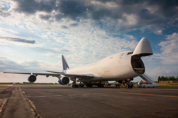 Déchargement d'avions cargo à fuselage large