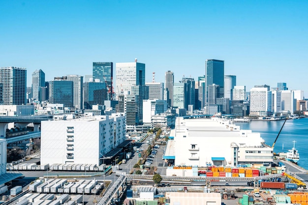 Déchargement du transporteur de ciment au port de Shibaura Pier de Tokyo Japon