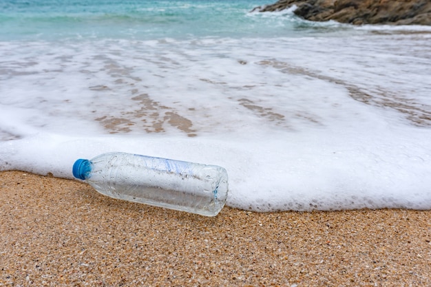Les déchets de bouteilles en plastique sont une pollution environnementale sur la plage.