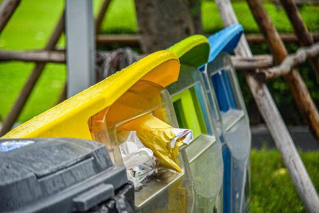 Déchets à couleurs multiples