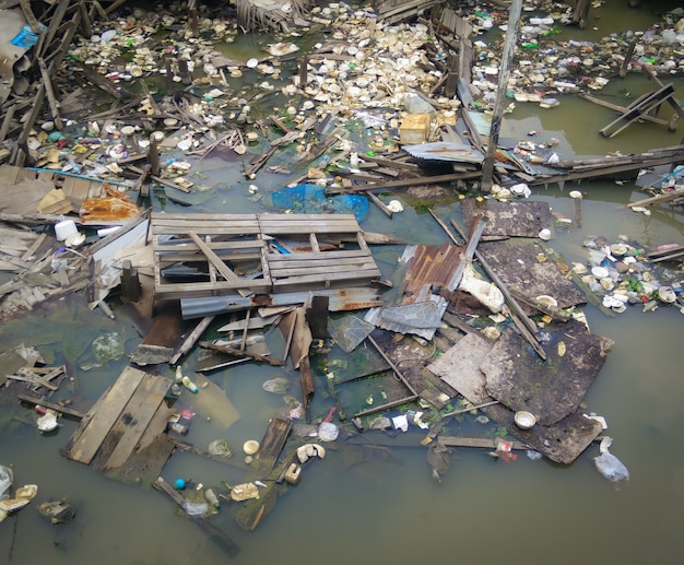 déchets dans le canal de drainage.