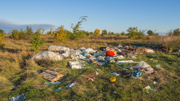 Photo déchets de décharge dans la nature. le problème de l'écologie et de la pollution de l'environnement.